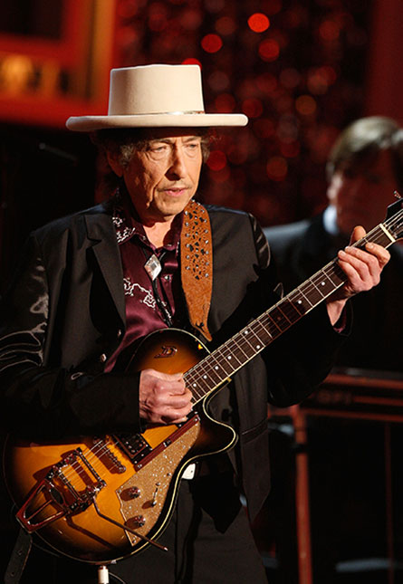 Bob Dylan é anunciado como vencedor do <i>Prêmio Nobel de Literatura</i>