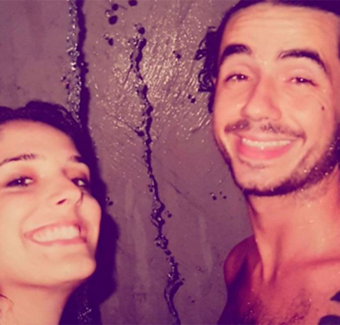 No Instagram, Rafa Brites revelou um momento antigo do casal, quando moravam em uma casal simples e tomavam banho de mangueira. Na legenda, Rafa escreveu: As melhores coisas da vida não são coisas