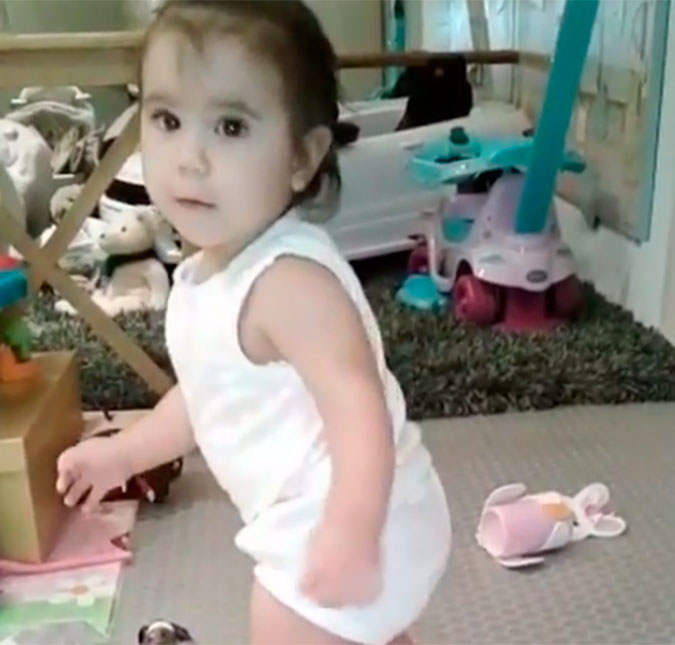 Deborah Secco compartilha vídeo da filha Maria Flor andando sozinha, vem ver!