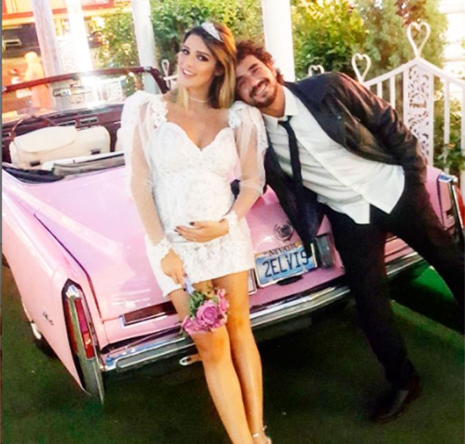 Em viagem a Las Vegas, o casal ainda celebrou os cinco anos de união de um jeitinho bem divertido. Rafa, que estava grávida do primeiro filho, se vestiu de noiva outra vez, deixou a barriguinha à mostra e comemorou muito a viagem de férias e para lá de romântica. No Instagram, escreveu: Realidade não passa da maneira de como olhamos a vida. Se cultivarmos o romance, o lúdico e as celebrações, assim será. E assim é. Tão cafona quanto as mais lindas músicas de amor. Cinco anos de casados! Obrigadapor tanto amor, tanto amor... que literalmente quase não cabe mais em mim rsrsrs.