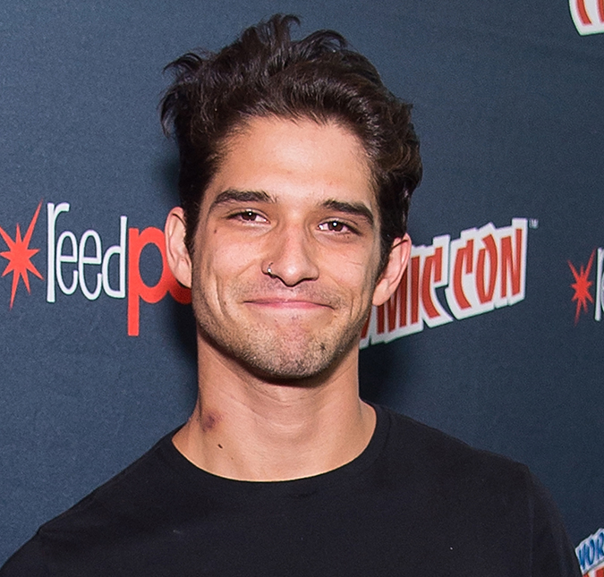 Tyler Posey não esconde <i>chupão</i> no pescoço deixado por Bella Thorne!