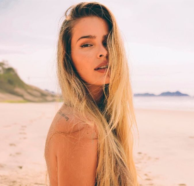 Yasmin Brunet deixou os seus fãs sem fôlego com este clique! A modelo mostrou que é uma verdadeira sereia e fez um ensaio com clima praiano, como você confere acima. Yasmin deixou o cabelo cobrindo parte do rosto e do corpo e exagerou no carão, mostrando que tem beleza de sobra!