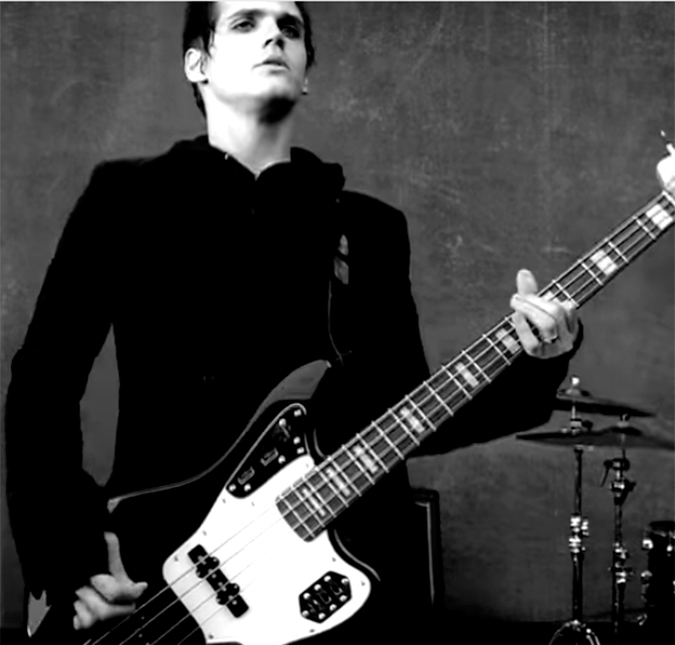 Ex-guitarrista do <i>My Chemical Romance</i> é atropelado por ônibus, mas acalma fãs pela <i>internet</i>