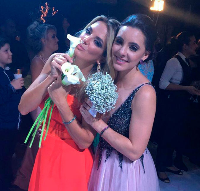 Solteira, Ticiane Pinheiro pega buquê de flores no casamento de cantora sertaneja