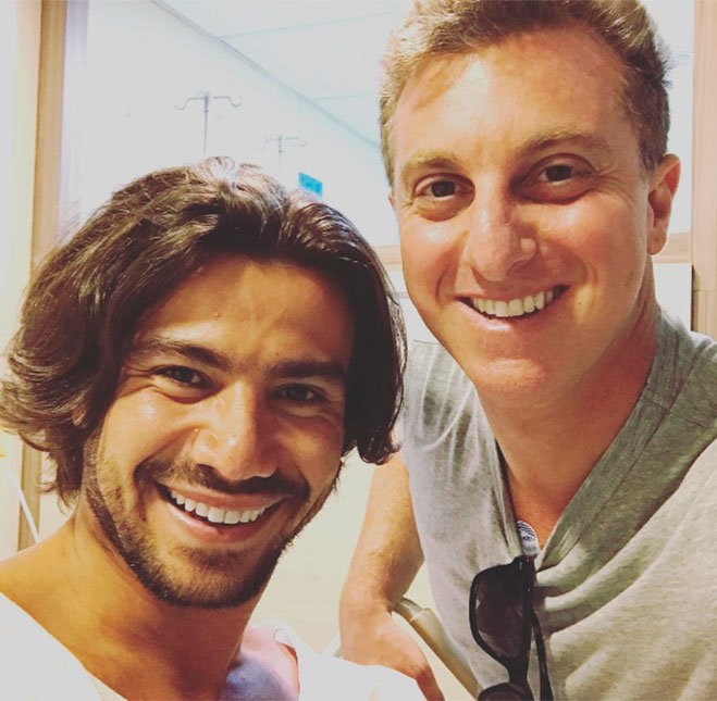 Luciano Huck faz visita a cantor Mariano no hospital após acidente