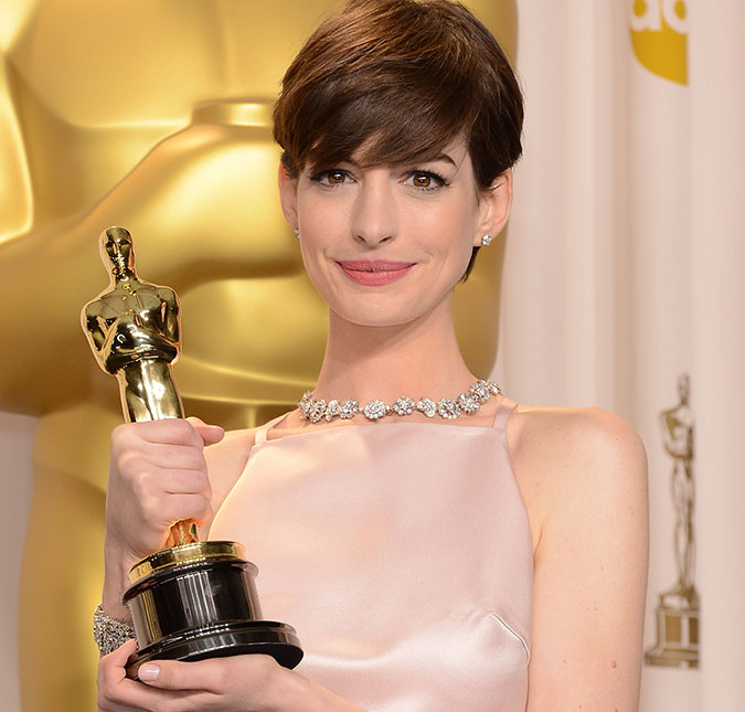 Anne Hathaway revela que teve que fingir que estava feliz quando ganhou o <i>Oscar</i>, saiba tudo!