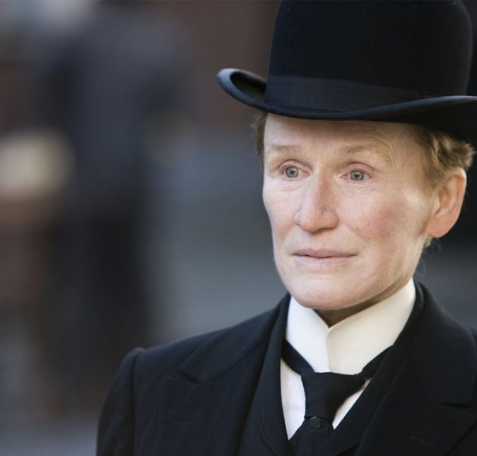 Glenn Close já foi indicada tantas vezes ao prêmio que é impossível não se perguntar como ela ainda não ganhou! Desde 1983, a atriz conquistou três indicações como Melhor Atriz Coadjuvante e quatro como Melhor Atriz. Uma de suas performances mais memoráveis aconteceu em Albert Nobbs filme o qual ela vive século 19, na Irlanda, onde as mulheres não tinham direitos. Ela, então, se veste como homem para poder trabalhar como mordomo em uma casa. Naquele ano da premiação, em 2012, ela perdeu o prêmio para Meryl Streep, que estava concorrendo com A Dama de Ferro. Em 2019, ela era novamente a mais cotada a receber a estatueta de Melhor Atriz por A Esposa, mas todo mundo foi surpreendido quando o nome de Olivia Colman foi anunciado como a vencedora pelo papel em A Favorita!