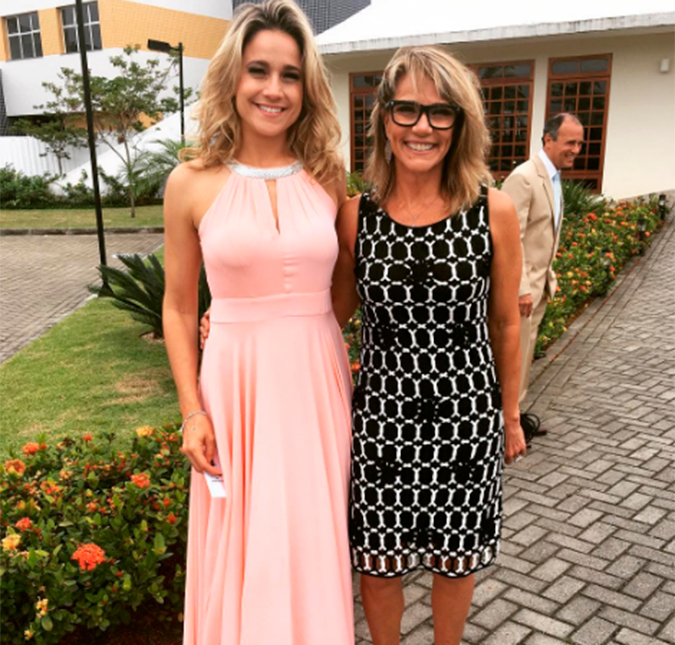 Fernanda Gentil vai a casamento e publica foto ao lado da mãe, confira!