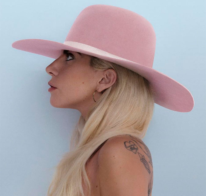 Lady Gaga fala sobre seu ex-noivo, Taylor Kinney, e diz: <I>- Nós compartilhamos um apoio incondicional</i>