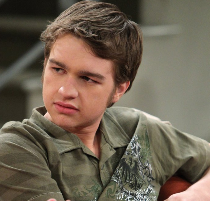 Angus T. Jones relembra seus anos em <i>Two and a Half Men</i>: <i>- Eu tive pensamentos sombrios por muito tempo</i>