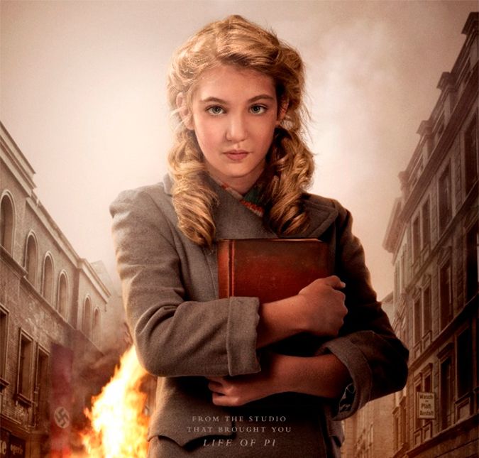 A Menina que Roubava Livros deveria ser vendido nas livrarias junto com uma caixa de lenços! A história se passa na Alemanha nazista e relata a vida de Liesel, uma jovem garota que rouba livros, usando o conhecimento para sobreviver. A crítica elogiou bastante a adaptação! A Menina que Roubava Livros deveria ser vendido nas livrarias junto com uma caixa de lenços! A história se passa na Alemanha nazista e relata a vida de Liesel, uma jovem garota que rouba livros, usando o conhecimento para sobreviver. A crítica elogiou bastante a adaptação!