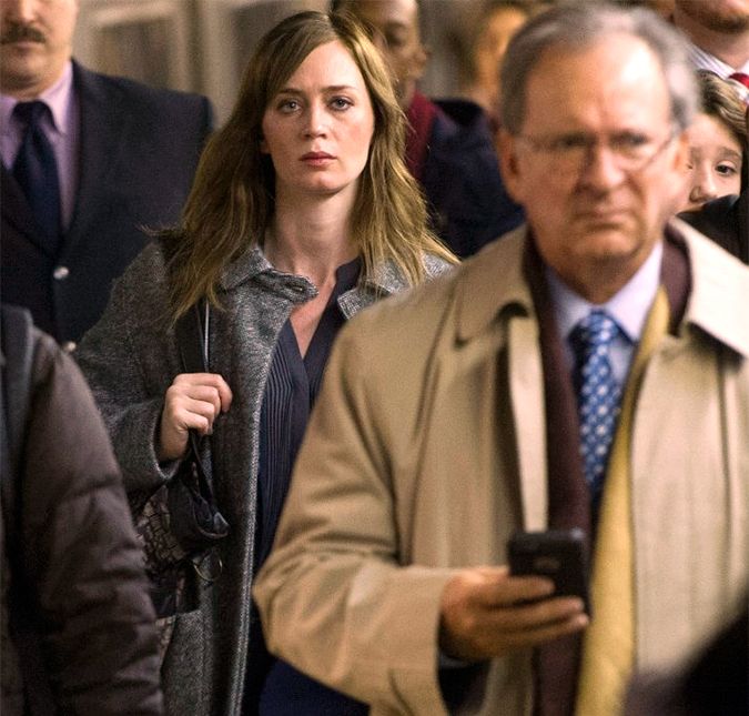 E quem gostou de Garota Exemplar, não pode perder esse filme! Protagonizado por Emily Blunt e dirigido por Tate Taylor, o suspense A Garota do Trem conta a história de Rachel, uma mulher que está sofrendo por causa de seu divórcio recente, além de estar desempregada e afundada no álcool. Ela viaja todos os dias de trem de Ashbury a Londres e imagina uma vida amorosa, observando um casal que sempre está na sua vista. Certa vez, presencia uma cena chocante e, ao relatar à polícia, se vê envolvida no ocorrido. E aí, já deu aquele friozinho na barriga? E quem gostou de Garota Exemplar, não pode perder esse filme! Protagonizado por Emily Blunt e dirigido por Tate Taylor, o suspense A Garota do Trem conta a história de Rachel, uma mulher que está sofrendo por causa de seu divórcio recente, além de estar desempregada e afundada no álcool. Ela viaja todos os dias de trem de Ashbury a Londres e imagina uma vida amorosa, observando um casal que sempre está na sua vista. Certa vez, presencia uma cena chocante e, ao relatar à polícia, se vê envolvida no ocorrido. E aí, já deu aquele friozinho na barriga?