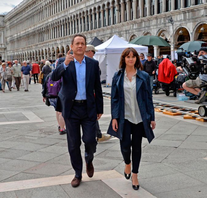 De acordo com o Daily Mail, a atriz Felicity Jones contou, em entrevista ao programa de Jimmy Kimmel, que quase matou o ator Tom Hanks, em um acidente de carro durante as filmagens de Inferno. A moça revelou que bateu com o carro que dirigia, enquanto gravavam uma cena na Itália: - Foi quase game over, mas por sorte ele ficou bem. Foi a minha primeira cena dirigindo um carro com um astro de Hollywood e eu quase o matei. As ruas italianas são extremamente apertadas e o meu carro era imenso. Eu basicamente destruí o lado do carro no qual o Tom estava sentado. Babado, não é mesmo? Ainda bem que ficou tudo bem! De acordo com o Daily Mail, a atriz Felicity Jones contou, em entrevista ao programa de Jimmy Kimmel, que quase matou o ator Tom Hanks, em um acidente de carro durante as filmagens de Inferno. A moça revelou que bateu com o carro que dirigia, enquanto gravavam uma cena na Itália: - Foi quase game over, mas por sorte ele ficou bem. Foi a minha primeira cena dirigindo um carro com um astro de Hollywood e eu quase o matei. As ruas italianas são extremamente apertadas e o meu carro era imenso. Eu basicamente destruí o lado do carro no qual o Tom estava sentado. Babado, não é mesmo? Ainda bem que ficou tudo bem!