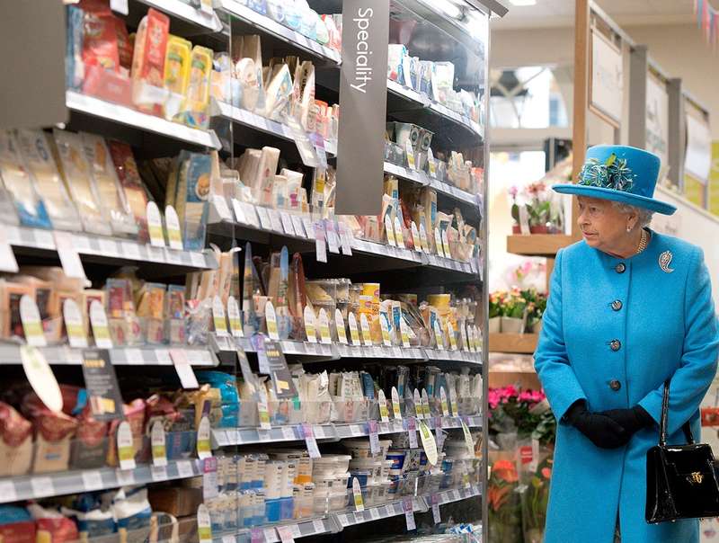 Gente como a gente! Rainha Elizabeth visita supermercado, veja as fotos! - Estrelando