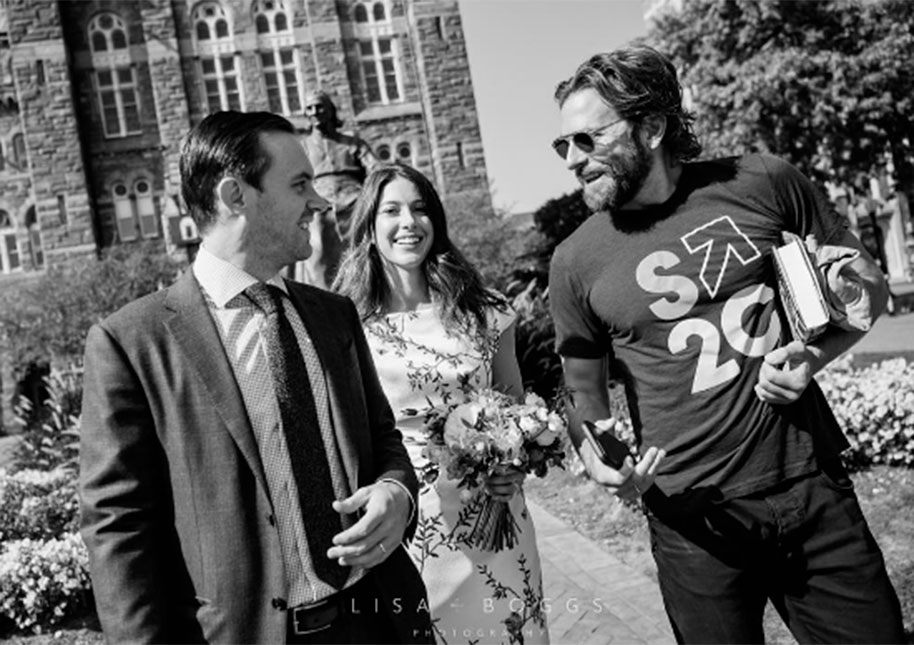 Bradley Cooper invade casamento e pega o buquê de flores da noiva, entenda!