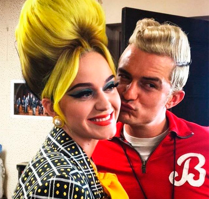 Katy Perry lasca beijão de Orlando Bloom em festa à fantasia, assista!
