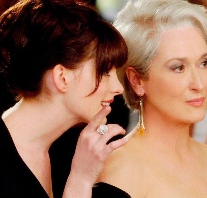 Antes de se tornar um dos filmes mais cotados do cinema, O Diabo Veste Prada foi um best-seller escrito em 2003 por Lauren Wisberguer, uma ex-assistente de Anna Wintour, nascida em 3 de novembro de 1949, a editora-chefe de uma das revistas de moda mais lidas do mundo inteiro, a Vogue. O livro e o filme, que são considerados uma biografia de Lauren em seu tempo de assistente, coincidentemente contam a história de uma chefe linha dura de uma das revistas mais influentes do mundo. Apesar da autora negar as ligações da personagem Miranda Priestly com a editora da Vogue, Anna sempre é lembrada como a temida jornalista da obra ficcional.