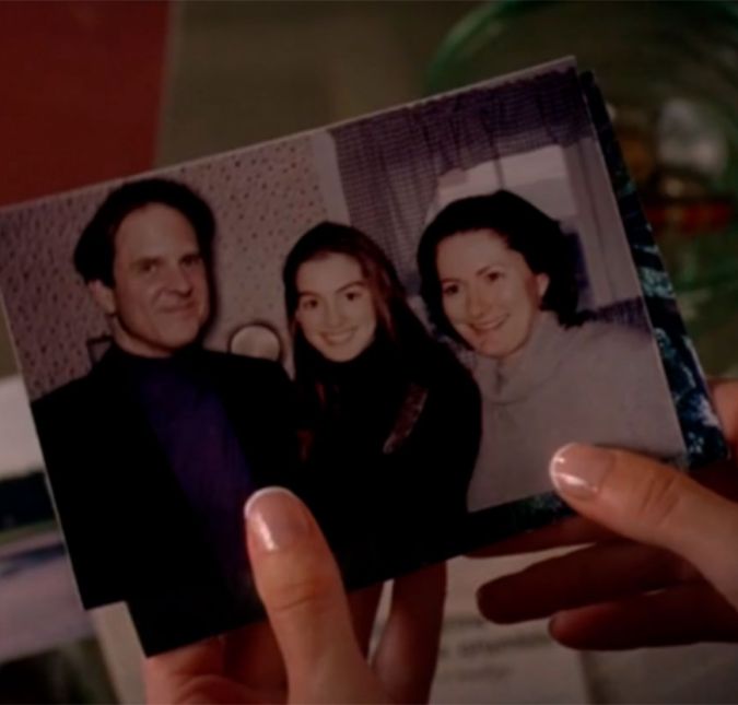 Aproveitando o gancho da vida real... Andy, a personagem de Anne Hathaway, exibe um retrato de sua família durante um momento do filme - e pasmem, a foto da família é real! A mulher que aparece na fotografia ao lado de Anne e do ator Marshall Grant, que interpretou o pai da atriz no filme, é Kate McCauley Hathaway, a mãe da atriz.