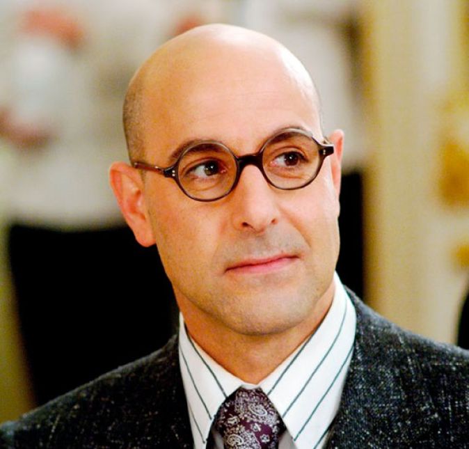 Por essa ninguém esperava! Mas o ator Stanley Tucci, que deu vida a Nigel, conheceu sua atual esposa, Felicity Blunt, em um casamento. Mas sabem de quem era o casório? De Emily Blunt, irmã de Felicity!
