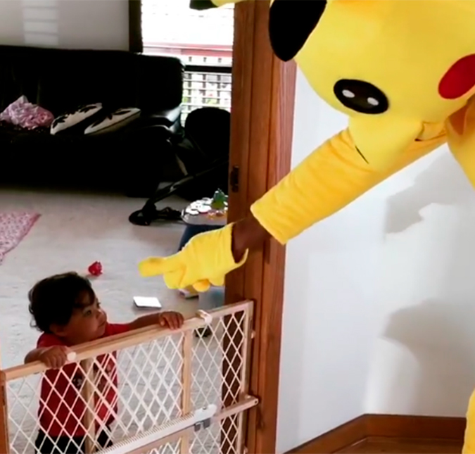 Dwayne Johnson se veste de Pikachu para surpreender a filha no <I>Halloween</I>, assista ao vídeo!