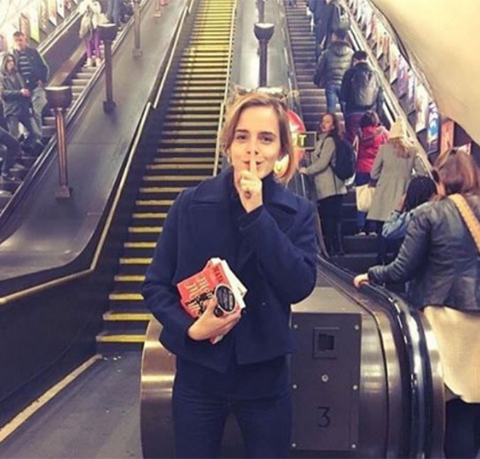 Emma Watson esconde livros feministas no metrô, entenda!