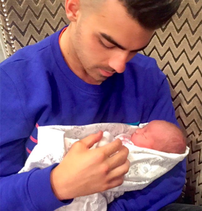 Joe Jonas posa com sobrinha recém nascida, veja!