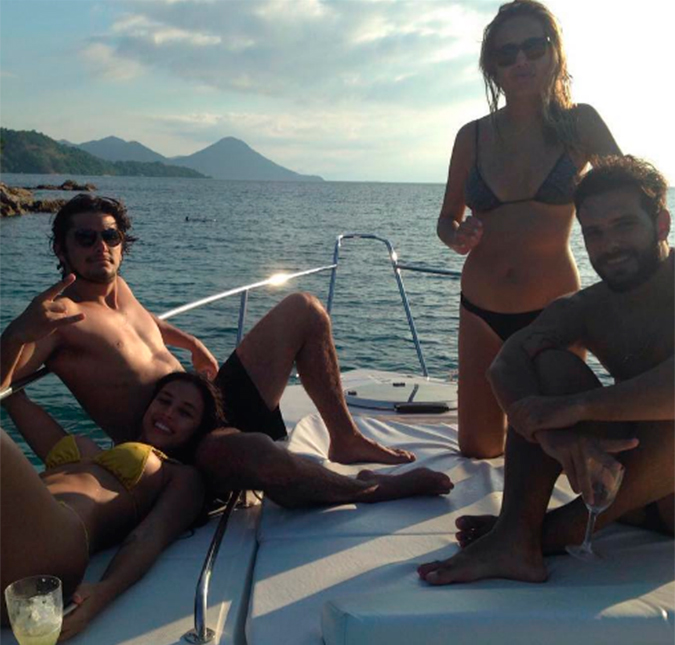 Esperando primeiro filho, Yanna Lavigne e Bruno Gissoni aparecem fazendo passeio de barco