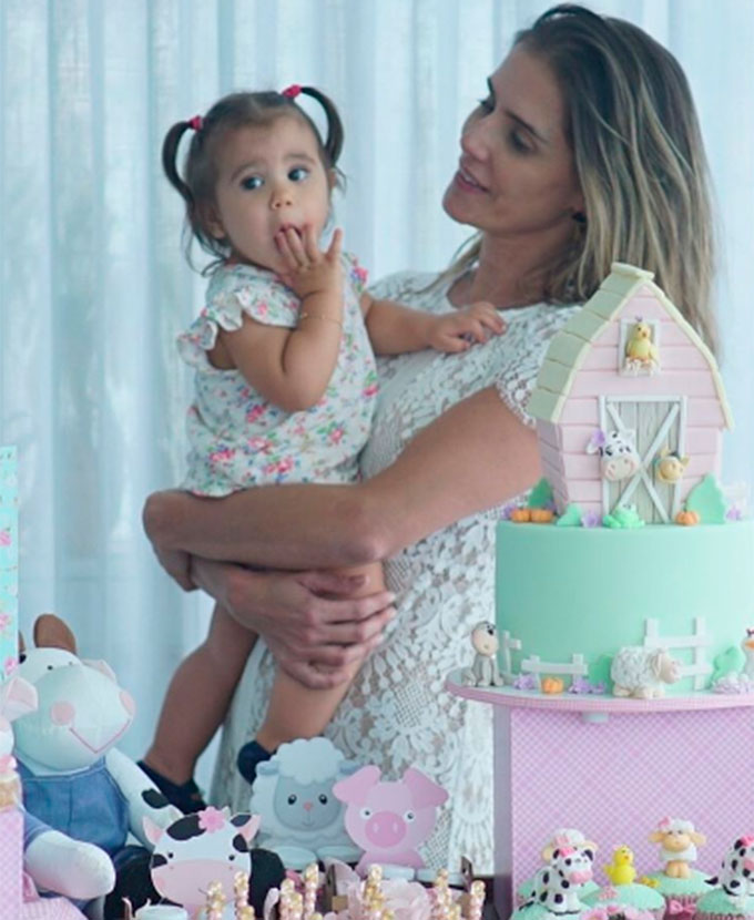 No dia do aniversário de um ano de Maria Flor, Deborah Secco se derrete pela filha: - <i>Maior presente</i>