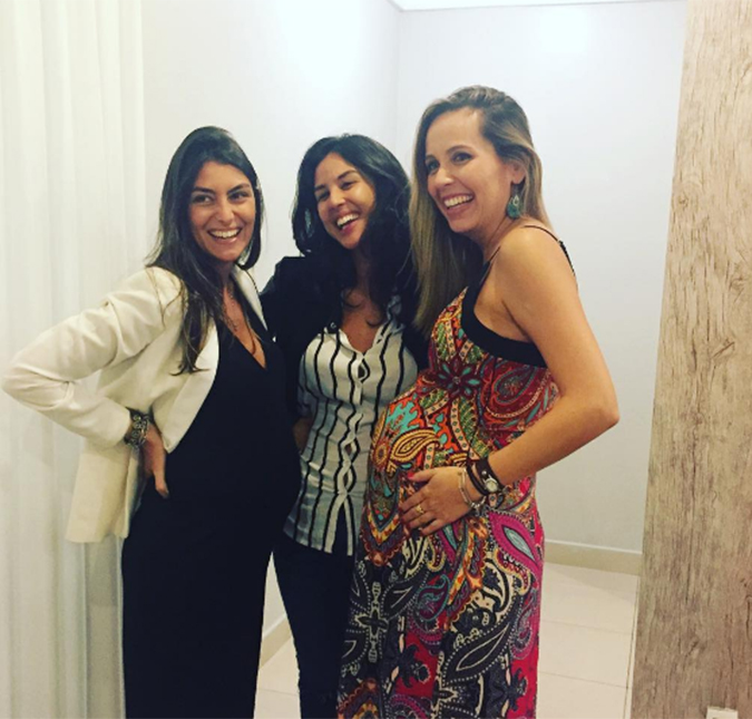 Mãe de Bruno Gissoni posta foto de Yanna Lavigne grávida e Yanna comenta sobre sua camisa: <I>Meus botões já estão estourando</i>