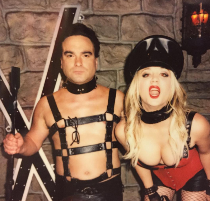 Kaley Cuoco e Johnny Galecki capricham no <i>look</i> sensual, veja a foto!