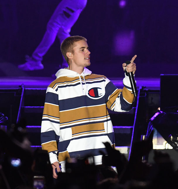 Justin Bieber faz <i>show</i> surpresa em bar e canta sucesso dos <i>Beatles</i>, assista ao vídeo!