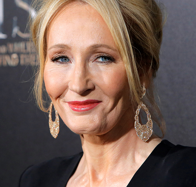 Apesar de críticas, J.K. Rowling elogia escalação de Johnny Depp em <i>Animais Fantásticos e Onde Habitam</i>
