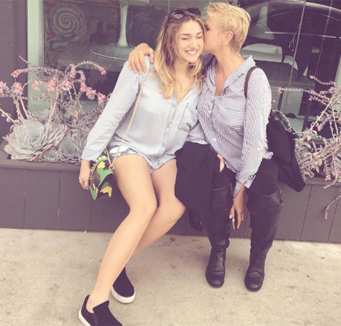 Sasha posta foto agarradinha com a mãe, Xuxa, em Los Angeles