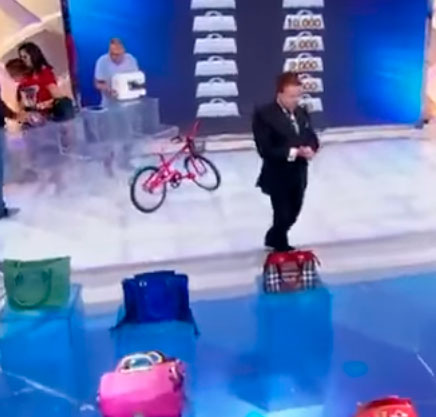 Silvio Santos tropeça em degrau e leva tombo no palco durante seu programa