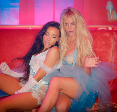 Britney Spears sensualiza com Tinashe em novo clipe, vem ver!