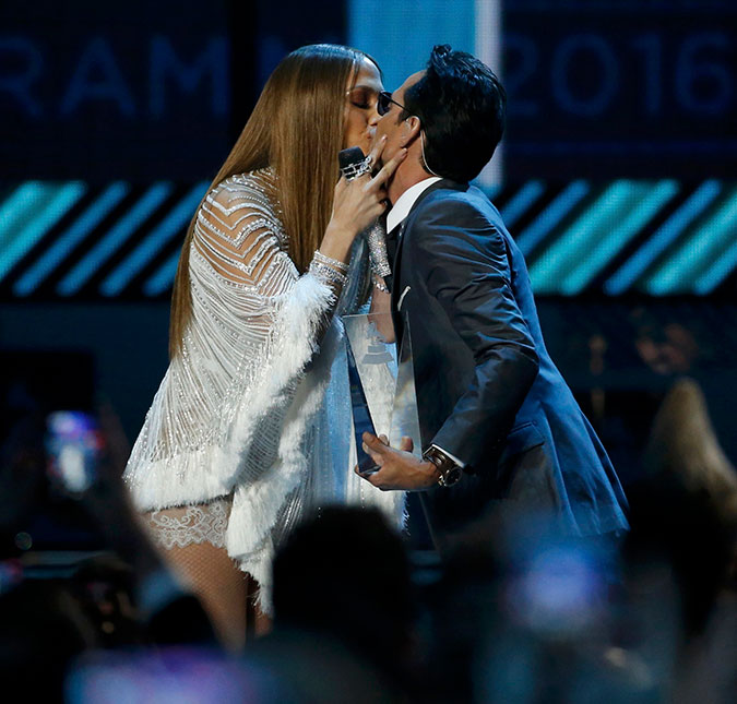 Jennifer Lopez beija o ex, Marc Anthony, durante apresentação no <I>Grammy Latino</i>, vem ver!
