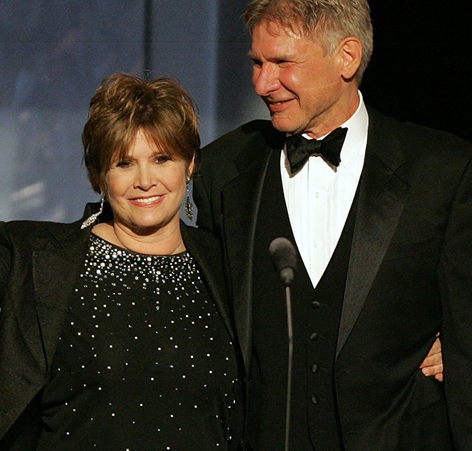 Carrie Fisher comenta repercussão do romance com Harrison Ford durante as gravações de <i>Star Wars</i>