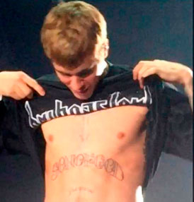 Justin Bieber faz nova tatuagem no abdômen, vem ver como ficou!