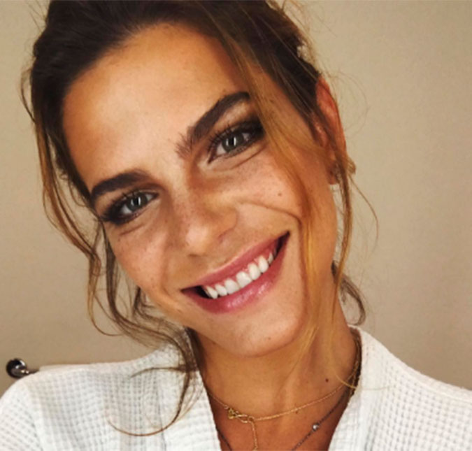Mariana Goldfarb, namorada de Cauã Reymond, rebate críticas às suas sobrancelhas: <i>O que você tem com isso?</i>