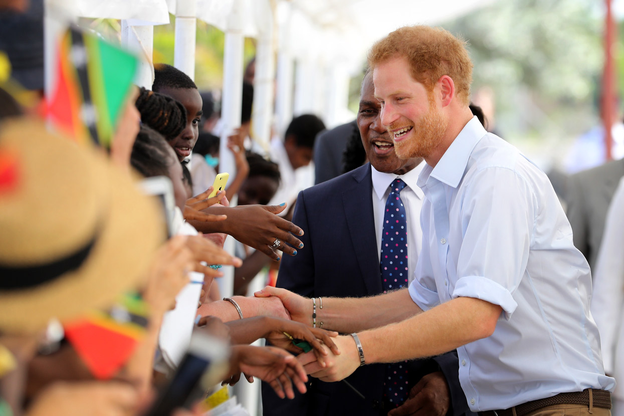 Príncipe Harry faz visita oficial ao Caribe sem a namorada, Meghan Markle, veja os cliques!