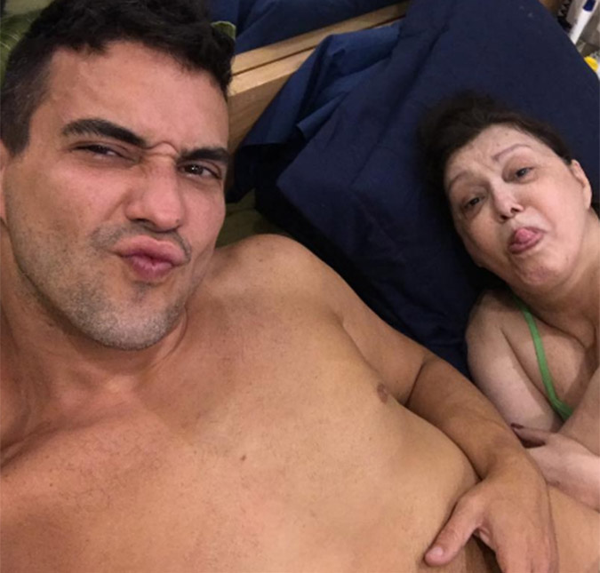 Sem camisa e fazendo biquinho, André Marques aproveita colo de mãe, veja a foto!