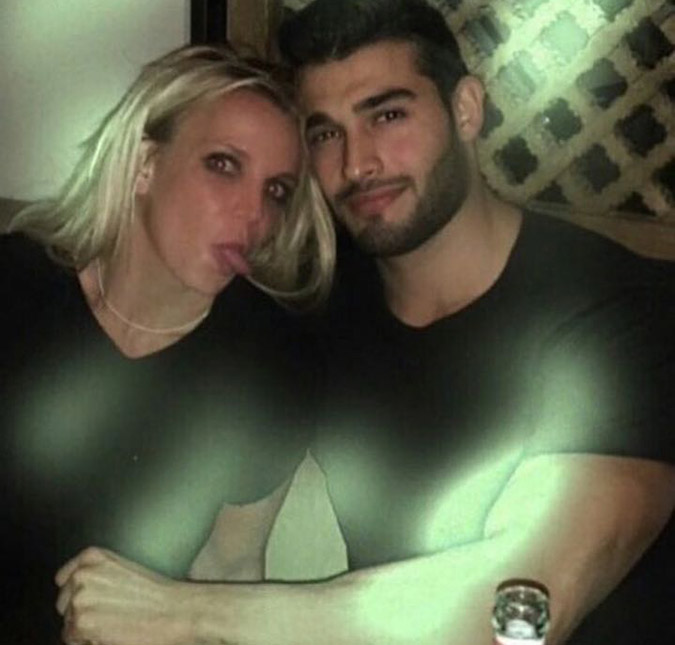 Britney Spears posa coladinha com suposto <I>affair</I>, confira!
