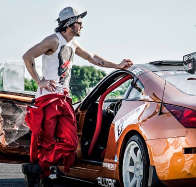 Além de cantar e atuar, Fiuk também pilota! O filho de Fábio Jr participa de grandes competições de drift, técnica em que os carros deslizam em alta velocidade. Bem no estilo Velozes e Furiosos, sabe? Além de cantar e atuar, Fiuk também pilota! O filho de Fábio Jr participa de grandes competições de drift, técnica em que os carros deslizam em alta velocidade. Bem no estilo Velozes e Furiosos, sabe?