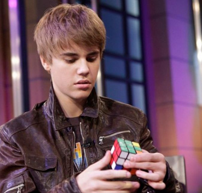 Justin Bieber pode ser muitas coisas, mas ele tem um dom especial. Sabe aqueles cubos mágicos que você quebrava a cabeça durante horas para montar? Bem, o cantor consegue fazer isso em apenas um minuto e 23 segundos. Sabe de quanto é o recorde mundial? Apenas seis segundos! Bieber nem passa perto disso, mas ainda consegue vencer muita gente por aí! Justin Bieber pode ser muitas coisas, mas ele tem um dom especial. Sabe aqueles cubos mágicos que você quebrava a cabeça durante horas para montar? Bem, o cantor consegue fazer isso em apenas um minuto e 23 segundos. Sabe de quanto é o recorde mundial? Apenas seis segundos! Bieber nem passa perto disso, mas ainda consegue vencer muita gente por aí!