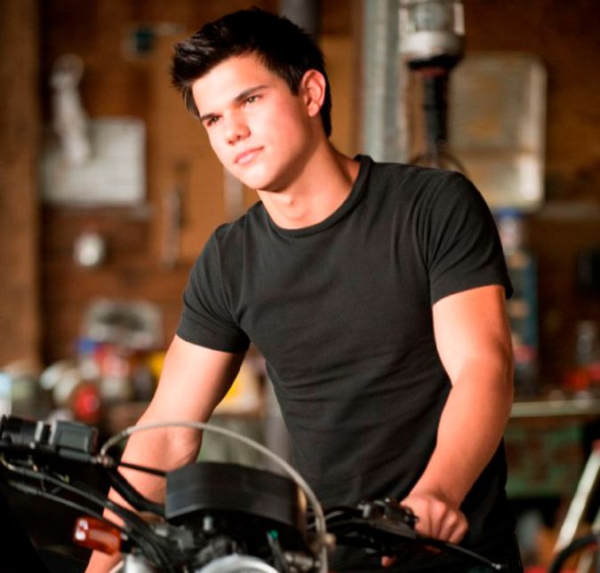 Taylor Lautner possui muito mais que um tanquinho. O ator também já foi campeão de artes marciais e recebeu a sua faixa preta aos oito anos de idade! Jovem, não? Seu talento escondido o rendeu diversas performances incríveis de luta nos filmes de ação que participou. Taylor Lautner possui muito mais que um tanquinho. O ator também já foi campeão de artes marciais e recebeu a sua faixa preta aos oito anos de idade! Jovem, não? Seu talento escondido o rendeu diversas performances incríveis de luta nos filmes de ação que participou.