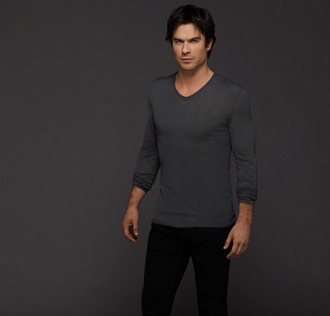 Já a beleza de Ian Somerhalder, que interpreta Damon Salvatore, é misteriosa e sedutora. Os olhos azuis de Ian combinam muito bem com a personalidade de Damon, um verdadeiro bad guy.