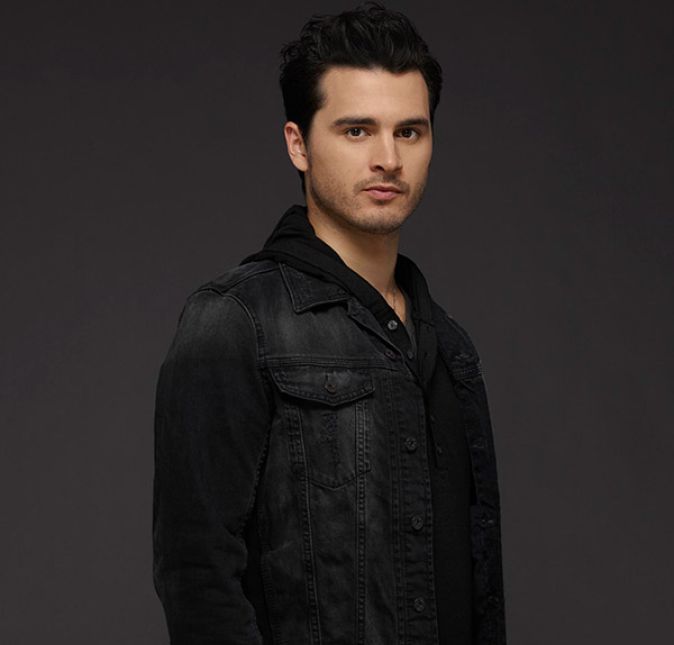 Mas se você curte um bad boy, garantimos que será difícil resistir ao charme de Enzo St. John, vivido por Michael Malarkey.