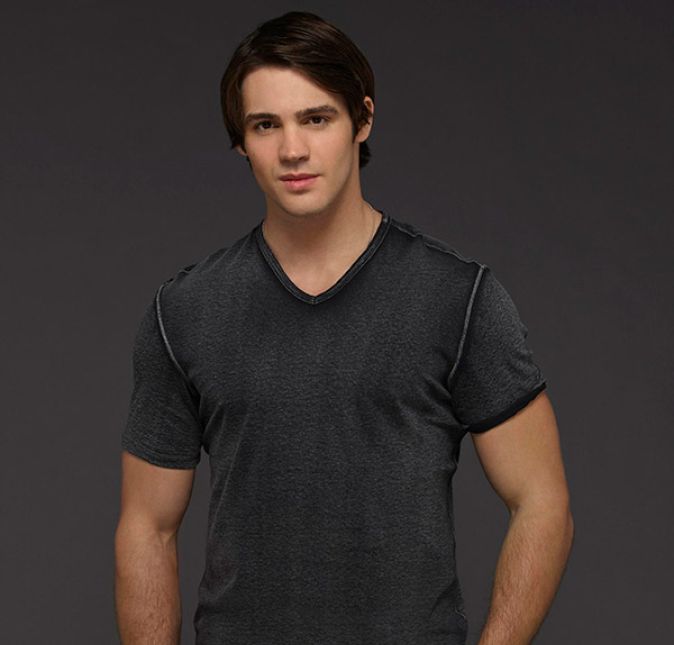 E para quem gosta de caras mais novos, temos uma ótima opção para você: o irmãozinho de Elena Gilbert, Jeremy Gilbert. O personagem é interpretado por Steven R. McQueen.