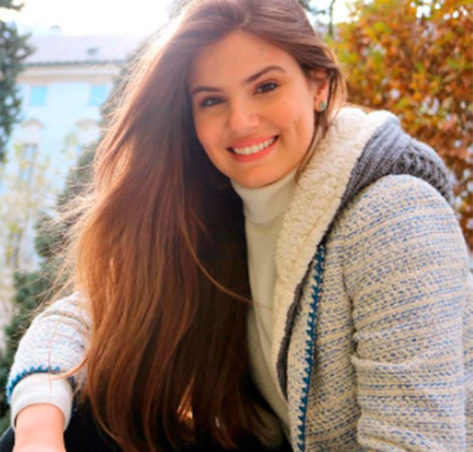 Camila Queiroz diz que já entrou em pânico antes de embarcar em voo para Medellín: <i>Achava que seria suicídio</i>