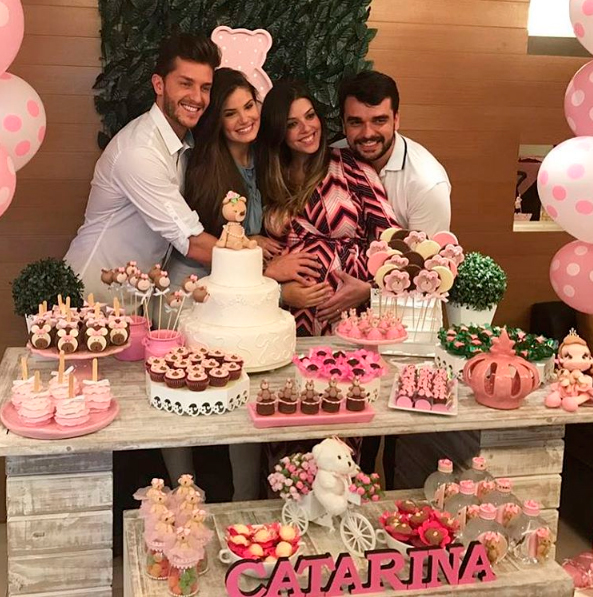 Klebber Toledo leva Camila Queiroz para festa de família, veja!